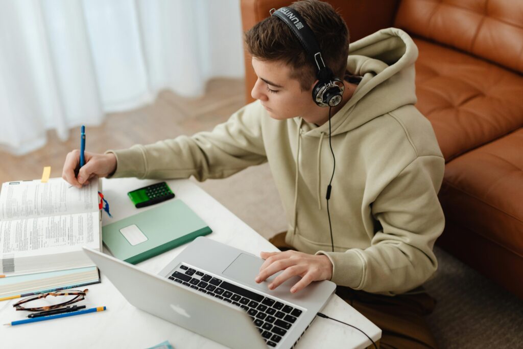 Practical Strategies to Balance Social Media and Studying